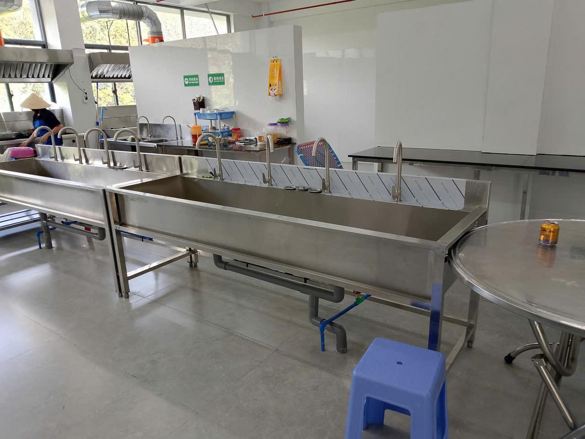 Quang cảnh tổng thể khu bếp với hệ thống tủ mát, bàn mát, chụp hút - Dự án CÔNG TY TNHH UNIND (VIỆT NAM) - Cơ Khí Đại Việt