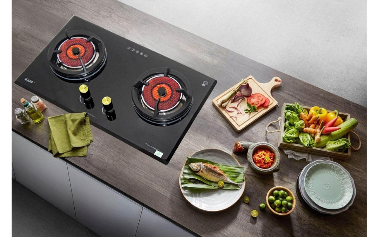 Bếp gas âm: lắp chìm, mặt phẳng liền mạch với bàn bếp.