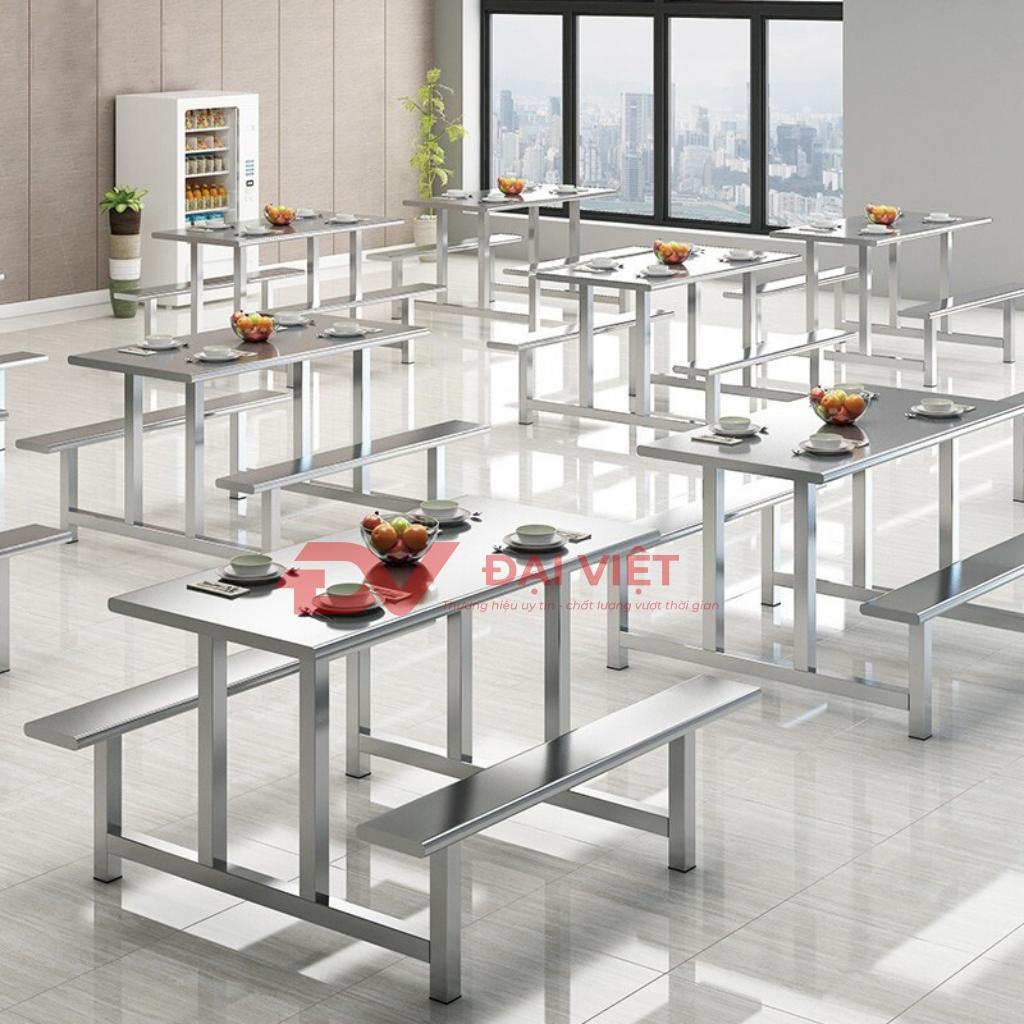 Nhà ăn công nghiệp với dãy bàn ăn inox bền và dễ vệ sinh