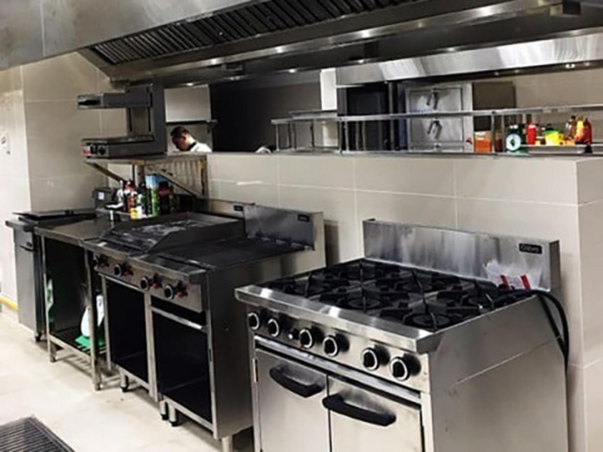 Bếp Âu công nghiệp bằng Inox 304, chuẩn nhà hàng chuyên nghiệp.