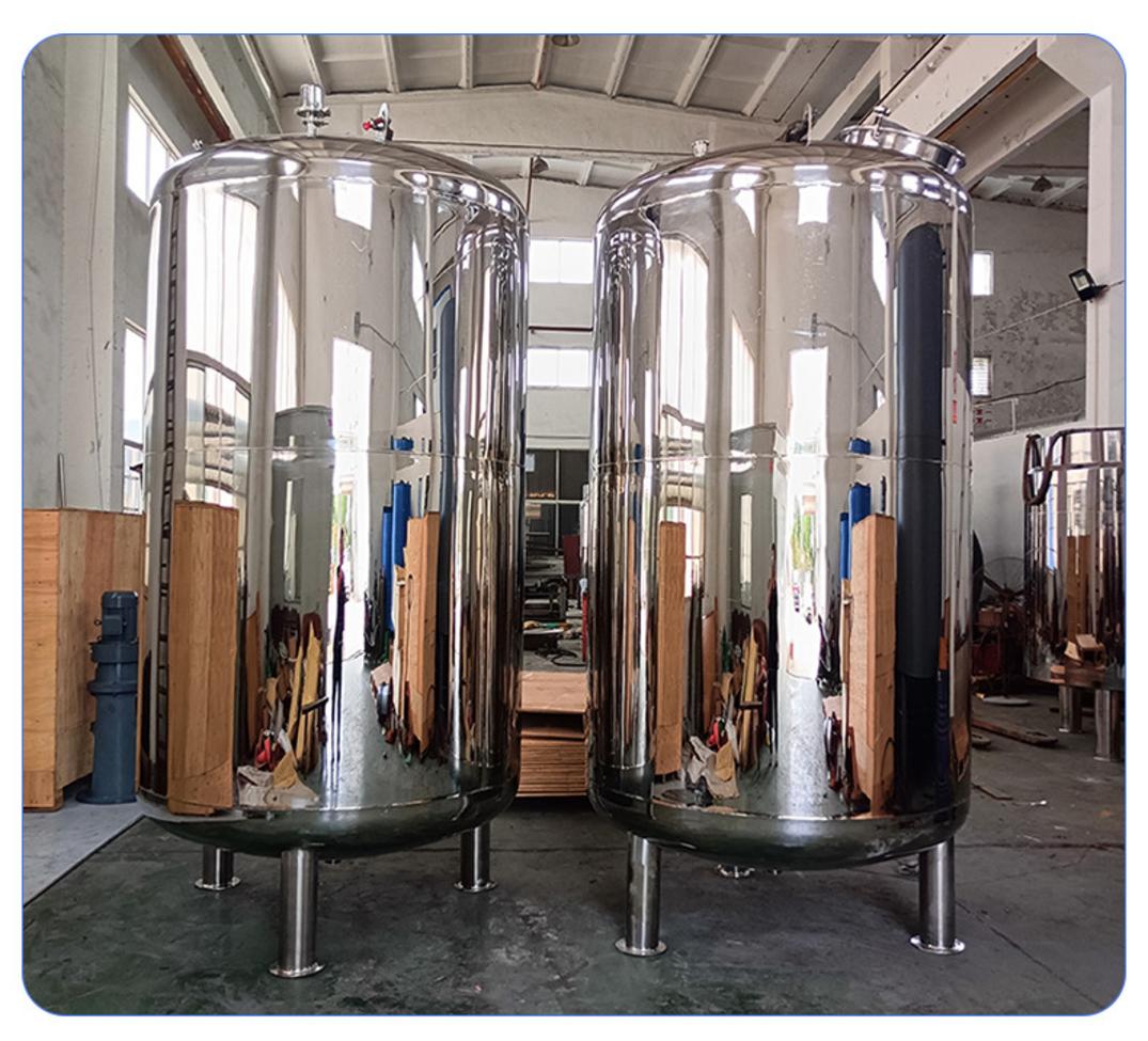 Bồn inox công nghiệp (đứng và ngang) tại xưởng sản xuất.