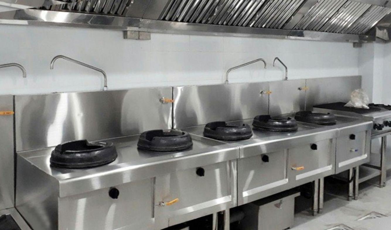 Họng gang đúc Ø400mm với quạt thổi 250W — ngọn lửa đều và mạnh.