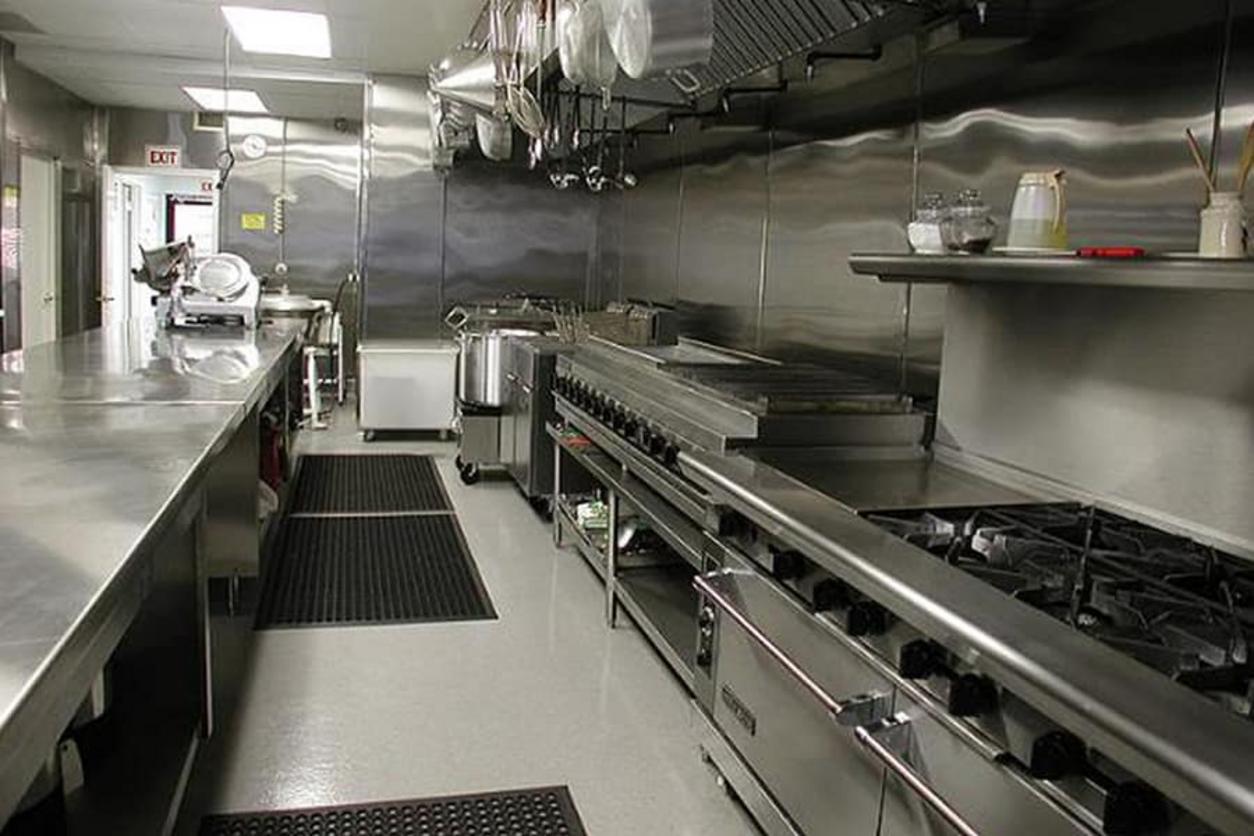 Vì sao Inox 304 phù hợp cho bếp công nghiệp.