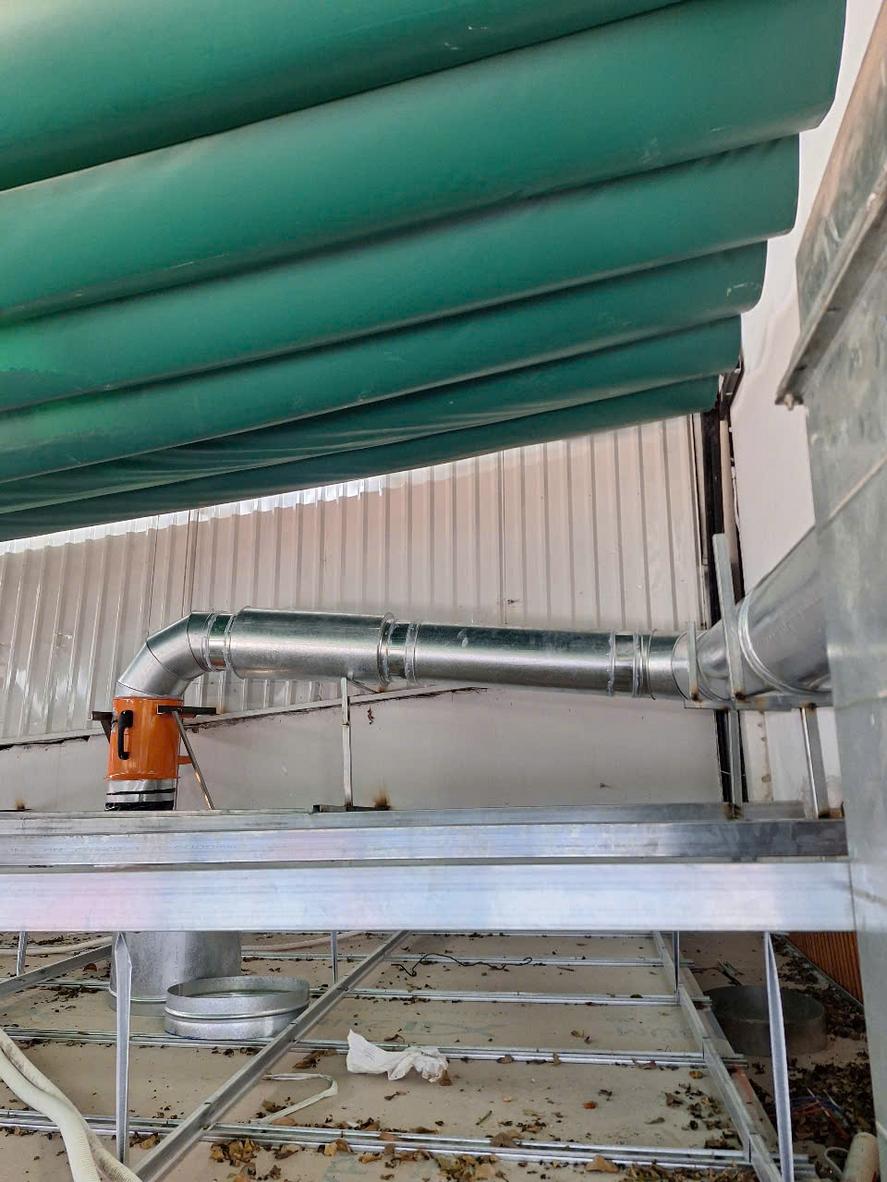 Bếp nhà hàng có hệ thống hút khói hoàn chỉnh: chụp inox, ống dẫn và quạt xả.
