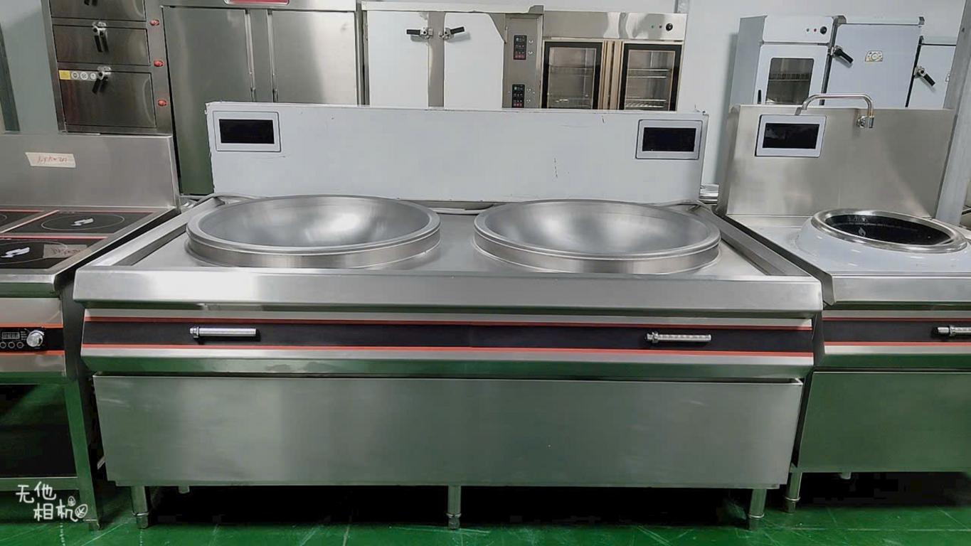 Kỹ sư Cơ Khí Đại Việt khảo sát vị trí lắp đặt hệ thống gas cho bếp nhà hàng.