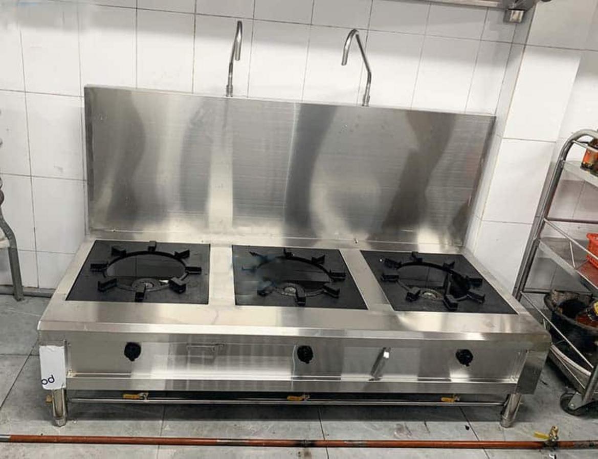 So sánh bề mặt tấm Inox 304 và Inox 201 tại xưởng Cơ Khí Đại Việt.