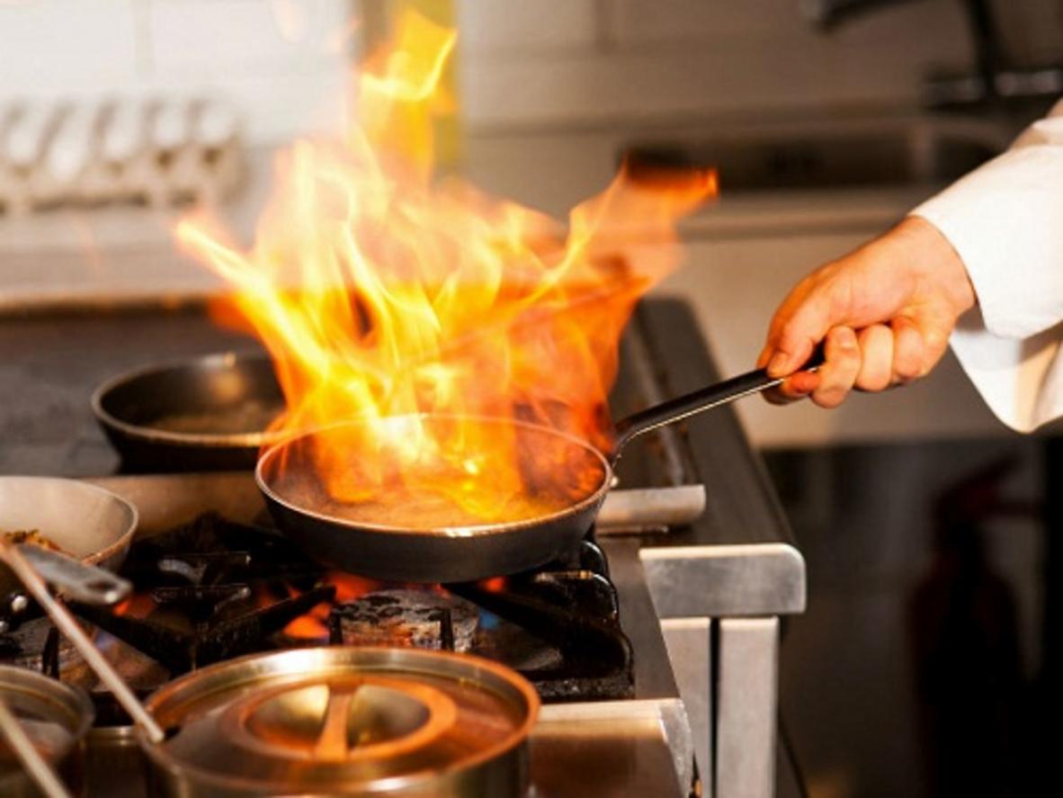 Cận cảnh kiềng gang và mâm chia lửa bếp hầm.