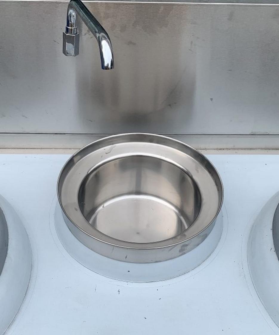 Bếp hầm trong bếp khách sạn tiêu chuẩn cao.