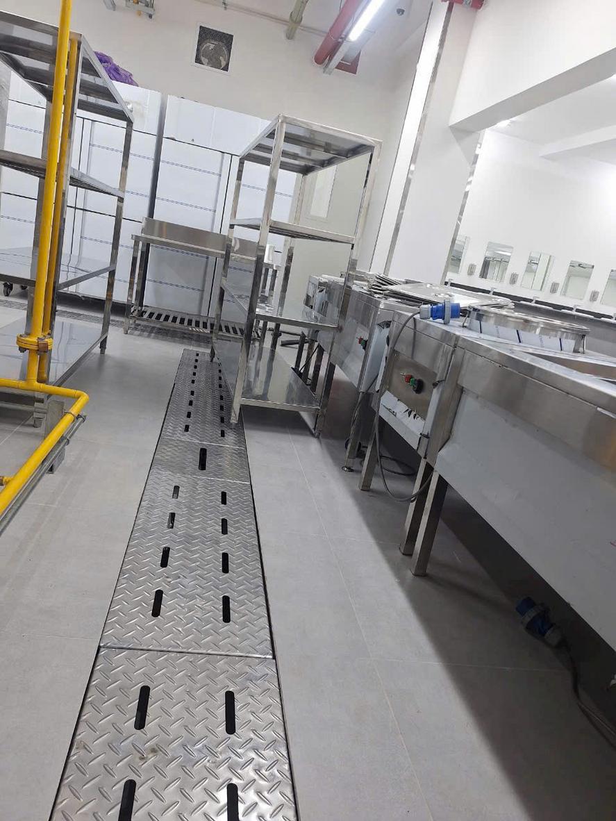 Khảo sát hiện trường: đo lưu lượng, kiểm tra nguồn điện và độ dốc thoát nước.