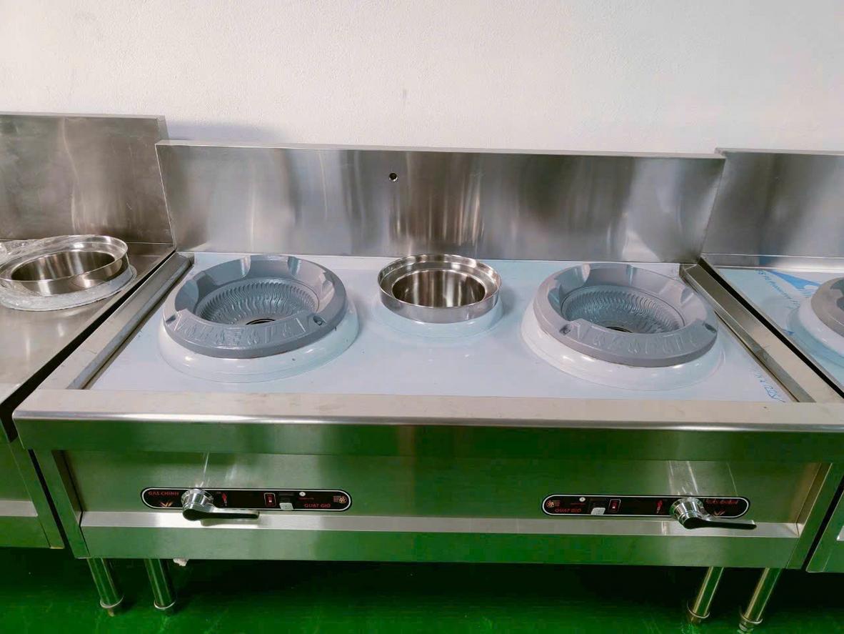 5 nhóm thiết bị inox công nghiệp tương ứng với luồng vận hành bếp một chiều.