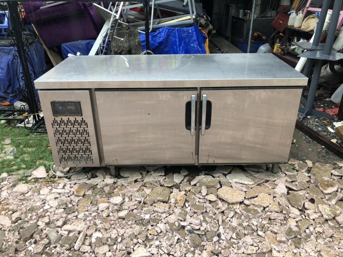 So sánh nhanh giữa bàn mát và tủ mát công nghiệp.