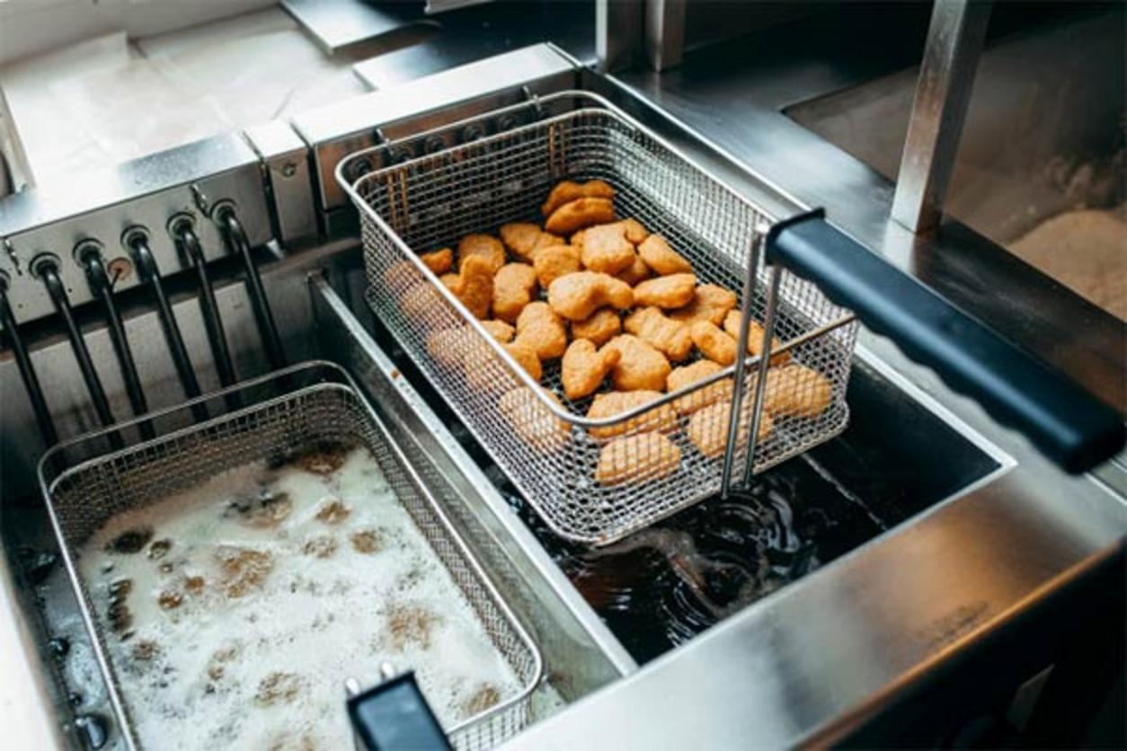 So sánh vật liệu và chi tiết kỹ thuật của bếp chiên.