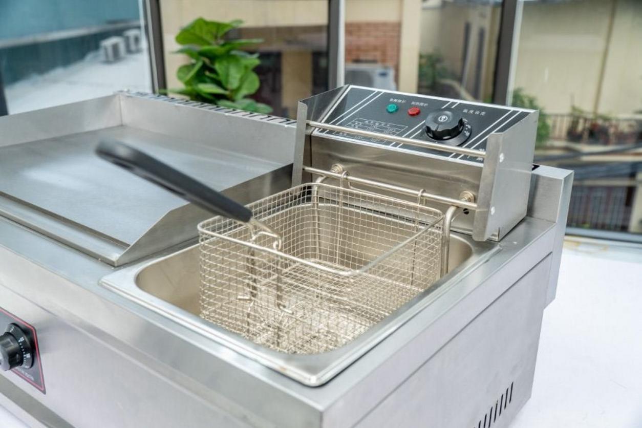 Thanh gia nhiệt và bảng điều khiển nhiệt.