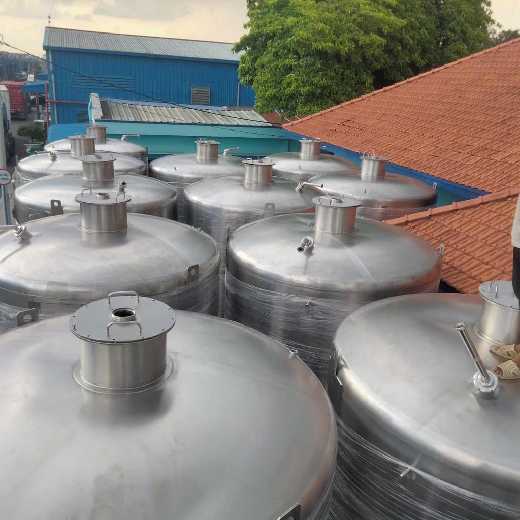 Lắp đặt bồn inox tại công trình khách hàng.