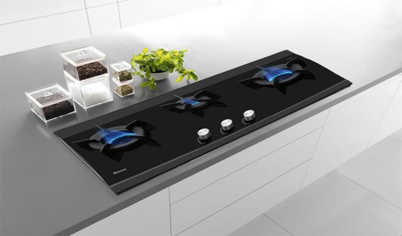 Mặt bếp phẳng giúp vệ sinh nhanh hơn đáng kể.