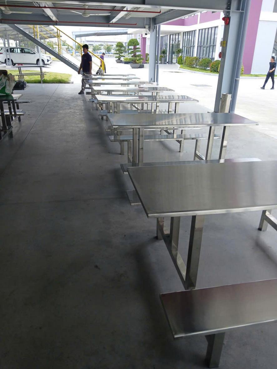 Bàn ăn công nghiệp inox của Cơ Khí Đại Việt được lắp đặt tại căn-tin nhà máy, đảm bảo vệ sinh và tối ưu không gian.