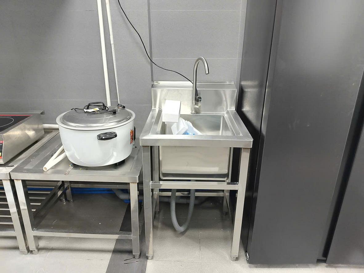 Một mẫu bàn bếp đảo có khung bằng inox 304 chắc chắn và mặt đá sang trọng, thể hiện xu hướng thiết kế mới.