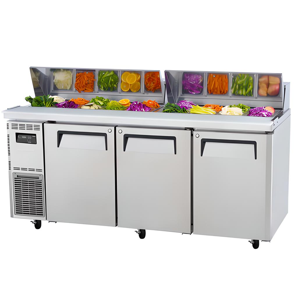 Bàn salad công nghiệp tích hợp khay GN giúp tối ưu không gian và hiệu suất trong bếp nhà hàng.