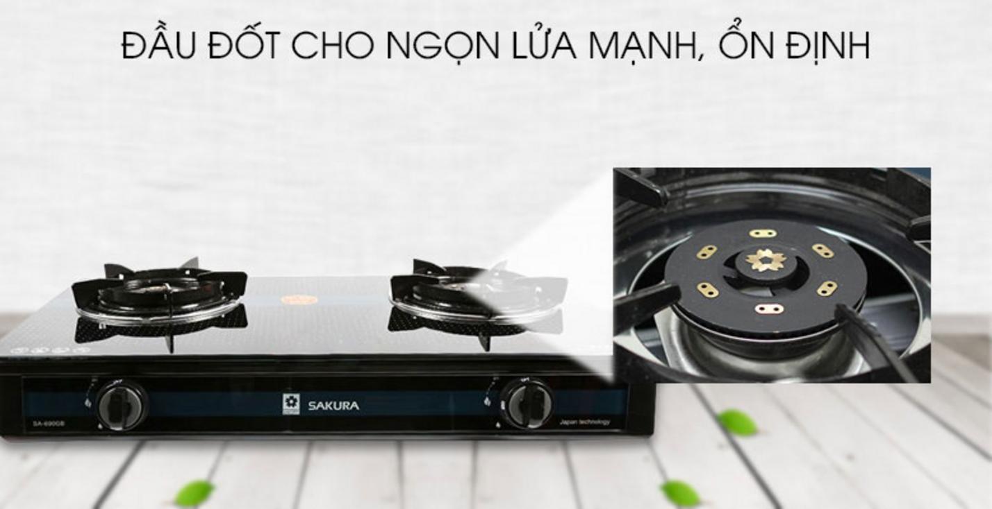 Chuyên viên tư vấn đang lập báo giá chi tiết cho một dự án bếp nhà hàng, bao gồm chi phí thiết bị và lắp đặt.