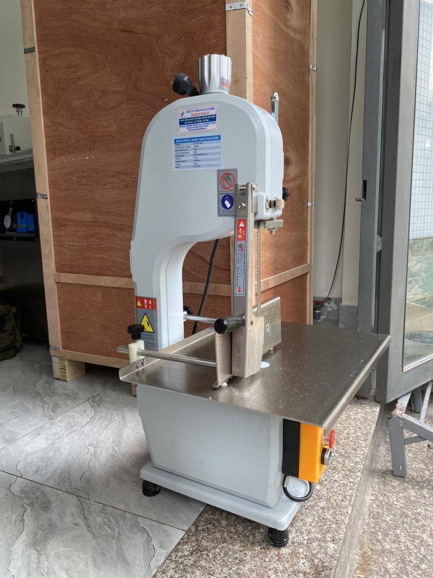 Chi phí sở hữu máy cưa xương bao gồm giá máy, lưỡi cưa, điện năng và bảo trì.