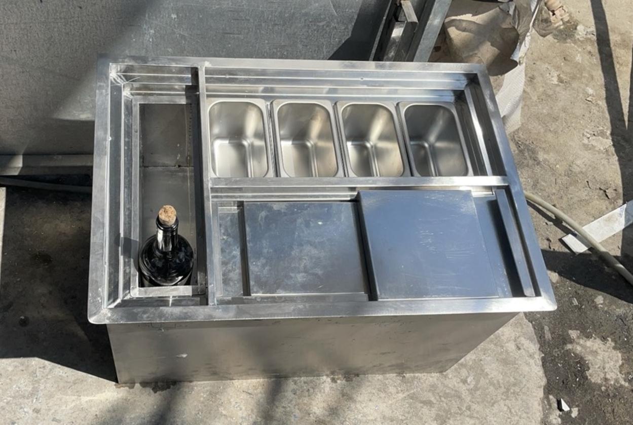 Bảng giá tham khảo cho các kích thước thùng đá inox có chân phổ biến trên thị trường.