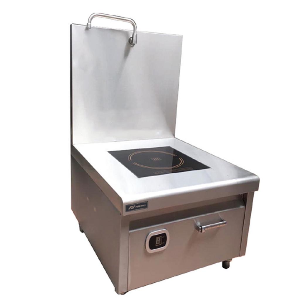 Bảng so sánh chi tiết các tiêu chí vận hành giữa bếp hầm đơn gas và điện từ.