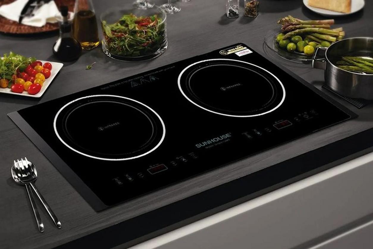 Bảng so sánh chi tiết các tiêu chí vận hành của bếp từ, bếp gas và bếp hồng ngoại.