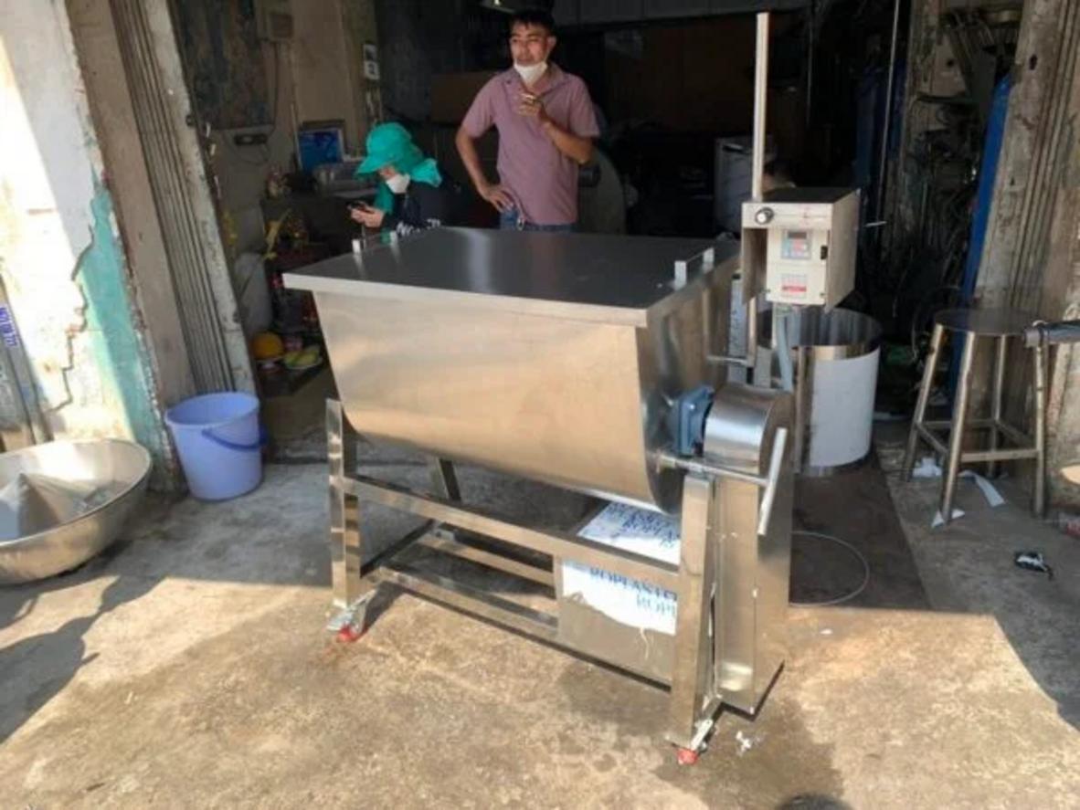 Bảng so sánh chi tiết về ứng dụng, ưu và nhược điểm của máy trộn nằm ngang, lồng quay và máy đứng.