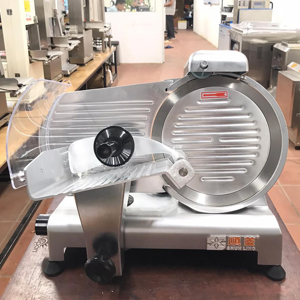 Bảng so sánh chi tiết thông số kỹ thuật và ứng dụng của các model máy thái thịt ES-250, ES-300, DQ-8 và SL-300B.