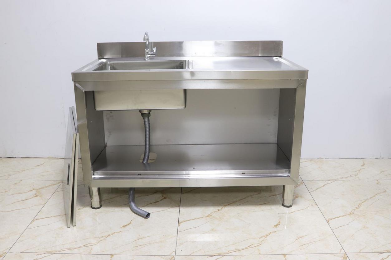 Bảng so sánh chi tiết ưu và nhược điểm của tủ bếp inox 304 so với các vật liệu phổ biến khác.