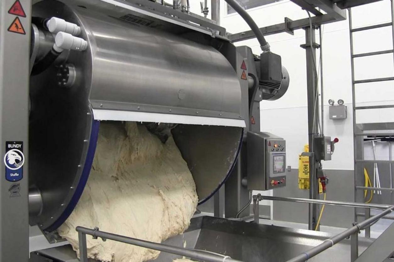 Kỹ thuật viên đang thực hiện bảo trì định kỳ cho máy trộn bột công nghiệp.