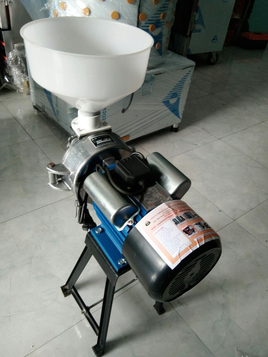 Kỹ thuật viên đang thực hiện công tác bảo trì, siết lại ốc và kiểm tra buồng nghiền của máy xay bột.