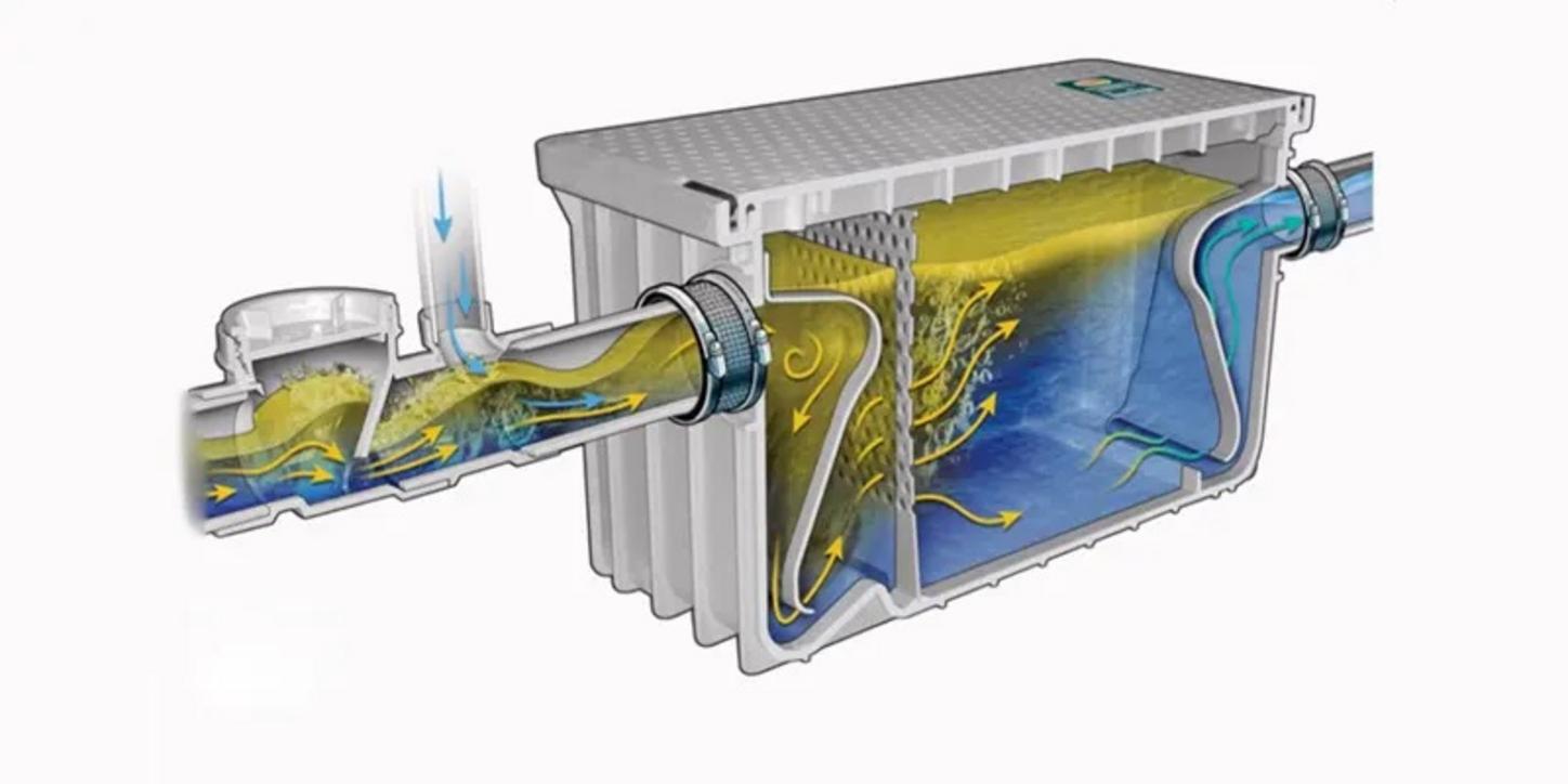 Chuyên viên tư vấn đang trình bày báo giá và phân tích TCO cho đại diện ban quản lý dự án chung cư.