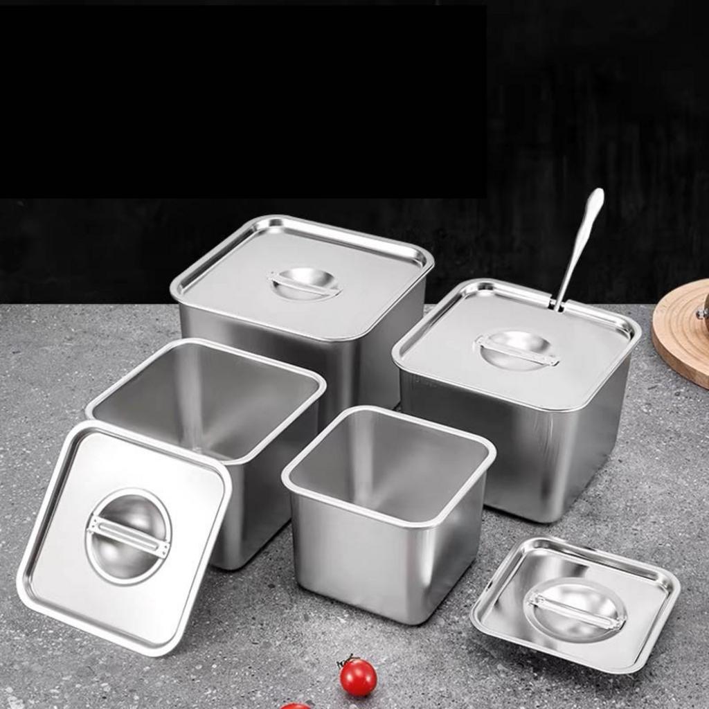 Nhân viên tư vấn đang lập báo giá chi tiết cho một dự án bếp công nghiệp.