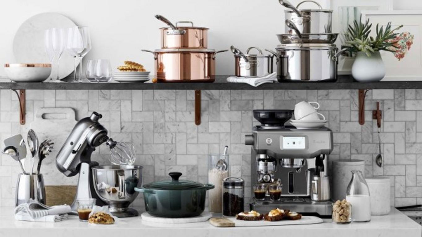 Chuyên viên đang tư vấn và báo giá cho khách hàng dựa trên bản vẽ thiết kế.