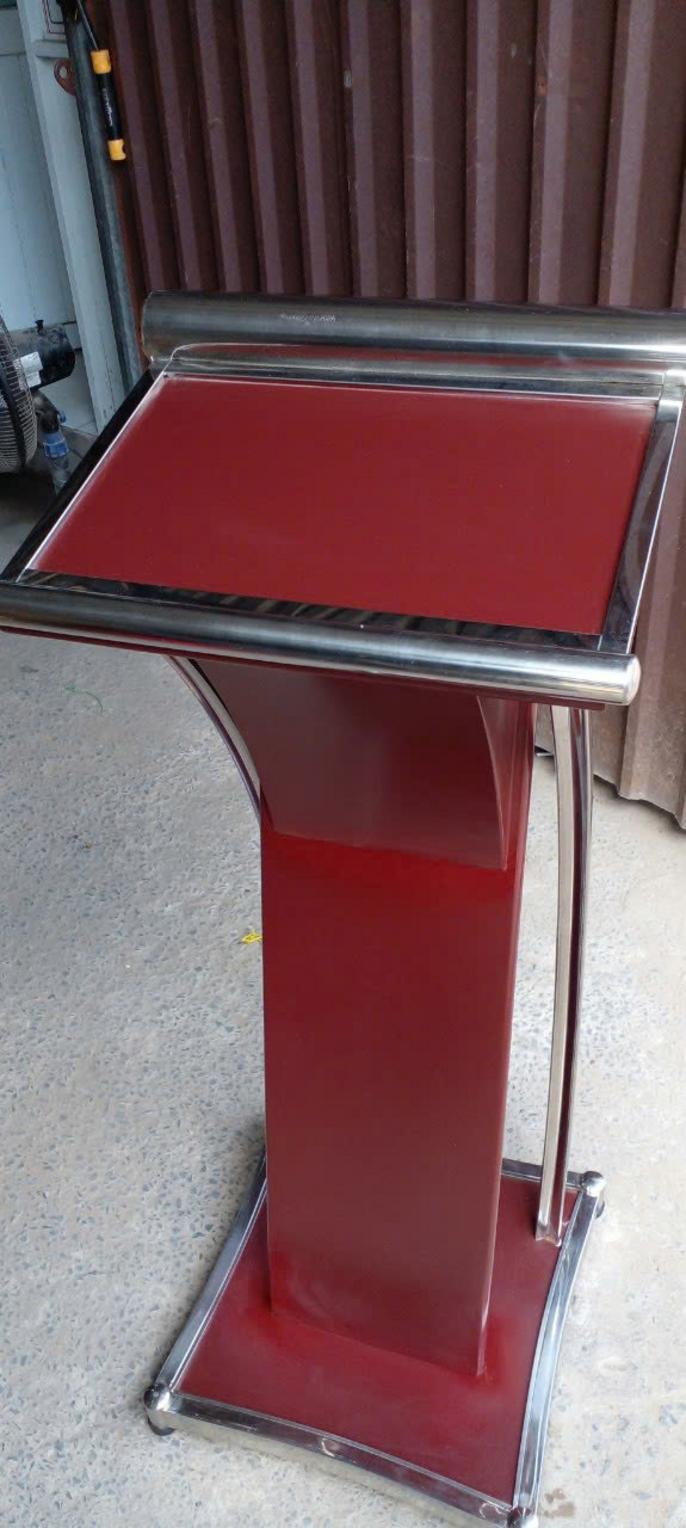 Các bước vệ sinh và bảo quản một chiếc bục phát biểu bằng gỗ được minh họa rõ ràng.