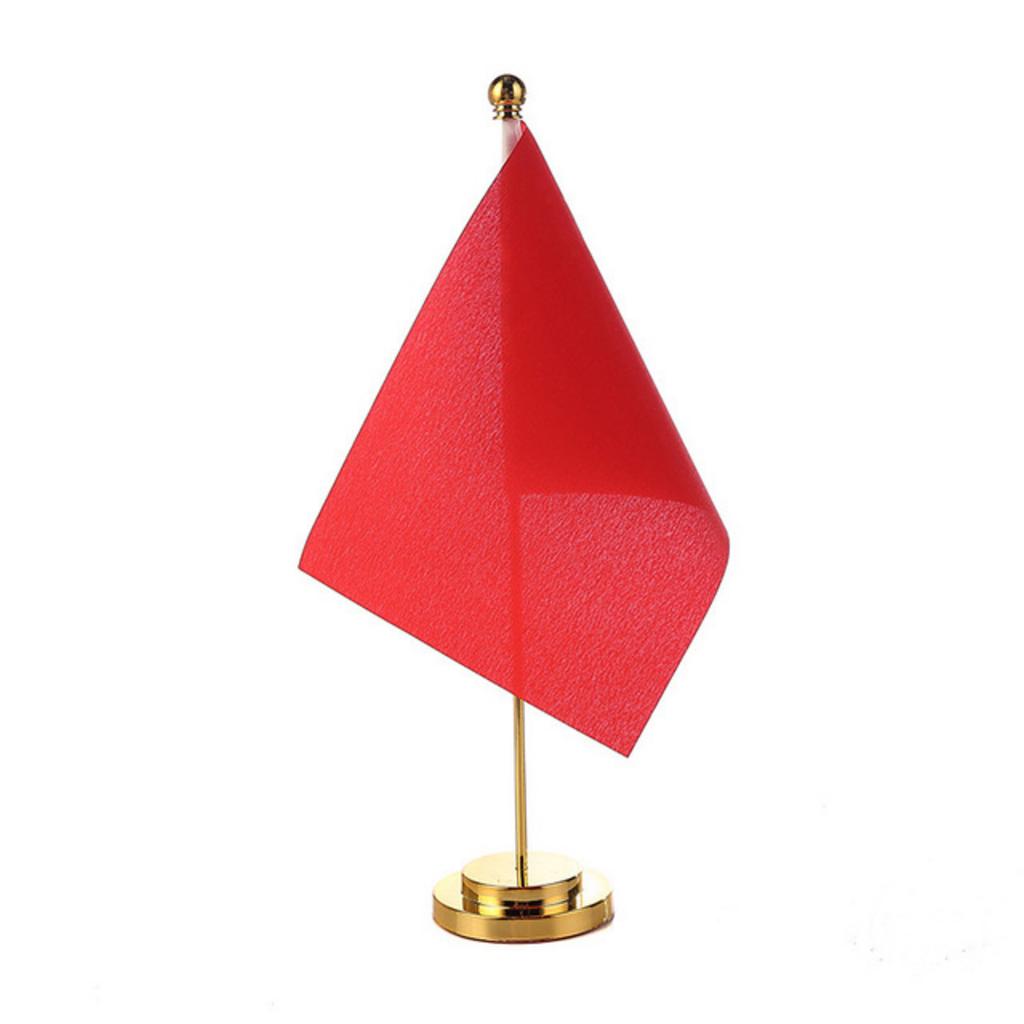 Hình ảnh mô tả việc dùng khăn mềm lau cột cờ inox để giữ độ sáng bóng.