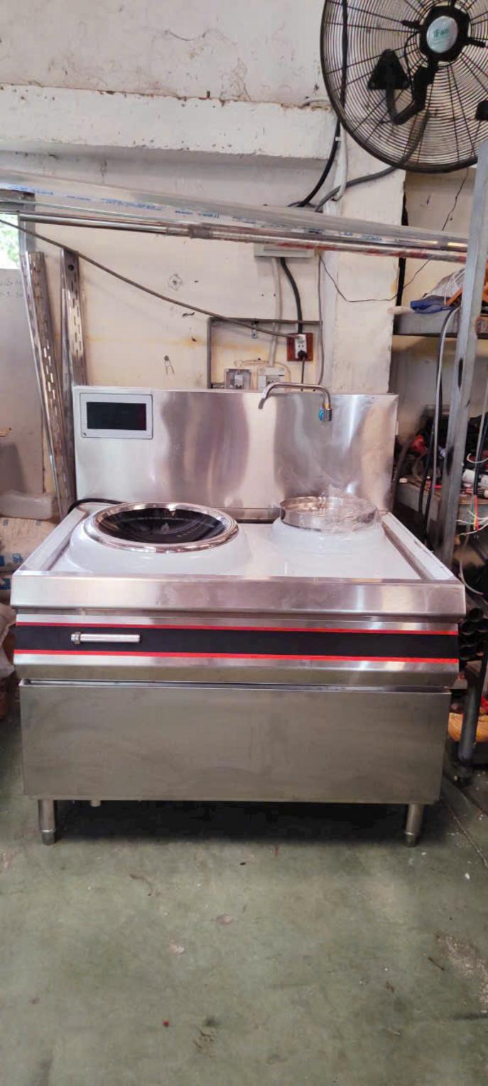 Kỹ thuật viên của Cơ Khí Đại Việt đang thực hiện bảo trì định kỳ, kiểm tra hệ thống tản nhiệt của bếp từ công nghiệp.