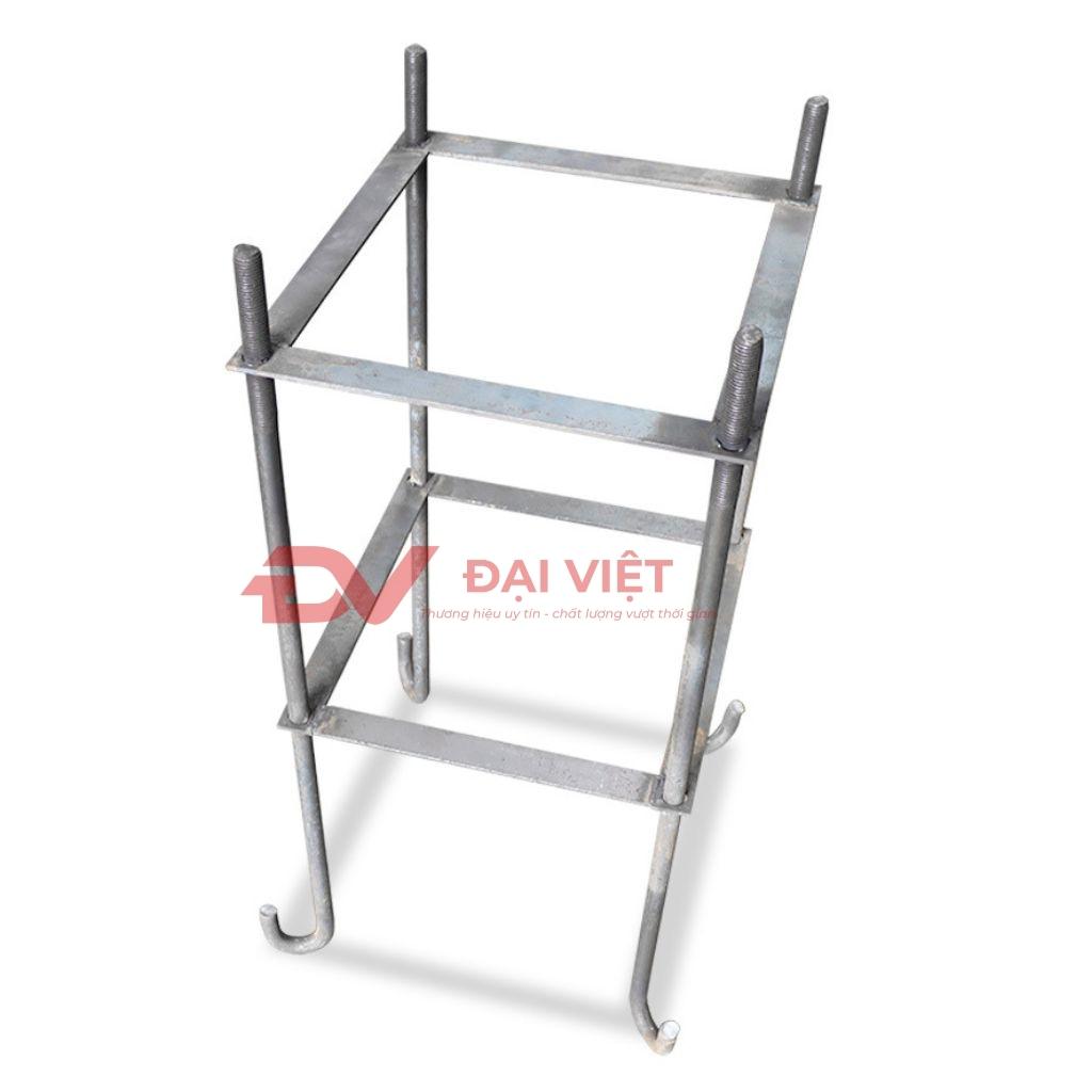 Kỹ thuật viên đang kiểm tra hệ thống puly và dây cáp của cột cờ.