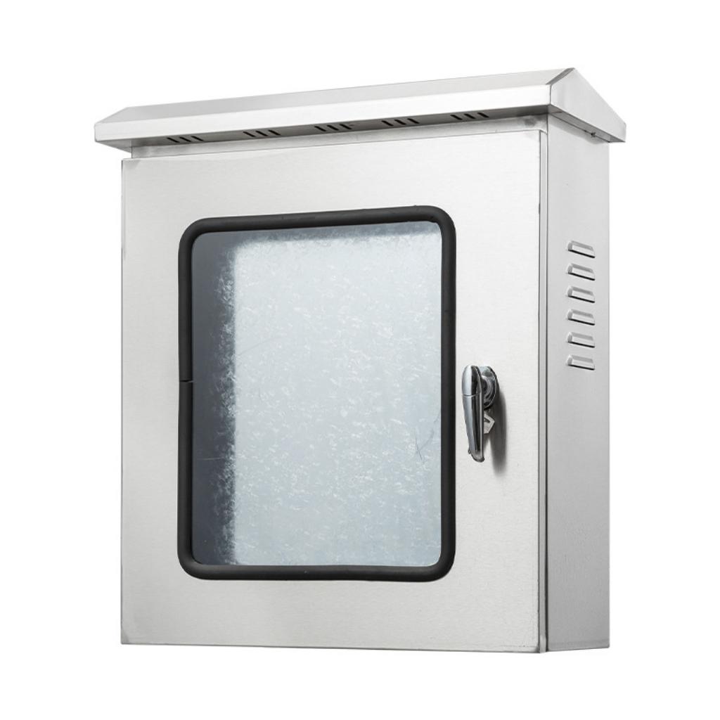 Kỹ thuật viên đang kiểm tra định kỳ hệ thống tủ điện trong trạm điện.