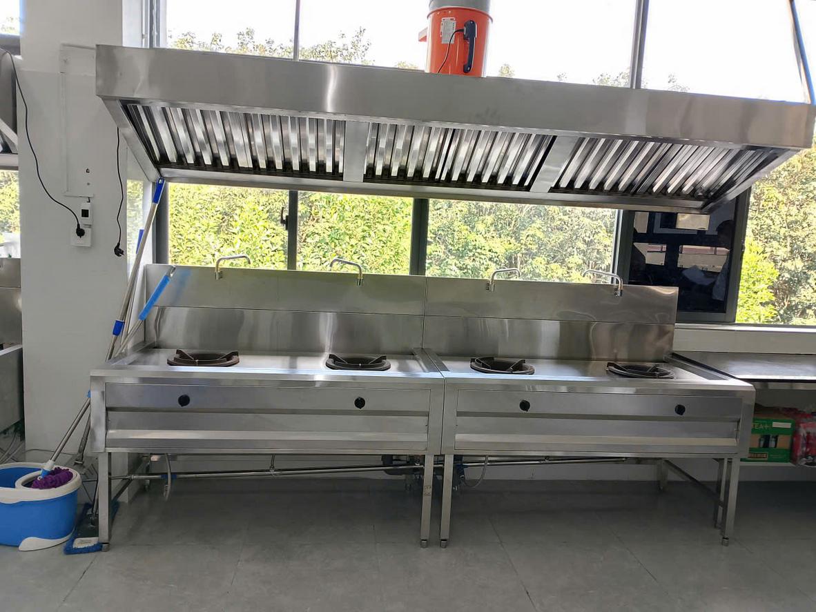 Hình ảnh thực tế Bếp á 1 họng đất có quạt thổi sản xuất bởi Cơ Khí Đại Việt, thể hiện thiết kế hiện đại và vật liệu cao cấp.