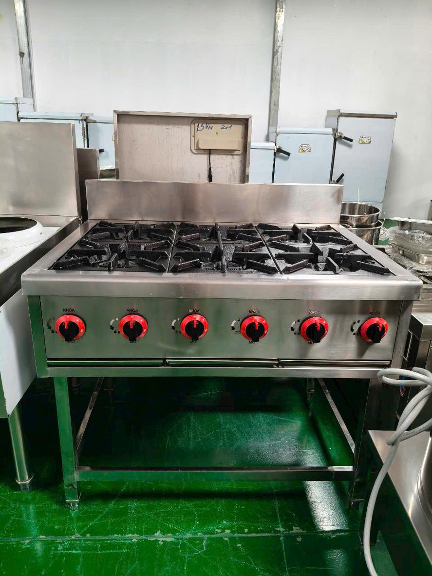 Inox 304 (tùy chọn) và chi tiết chấn dập CNC giúp bếp bền & dễ vệ sinh.