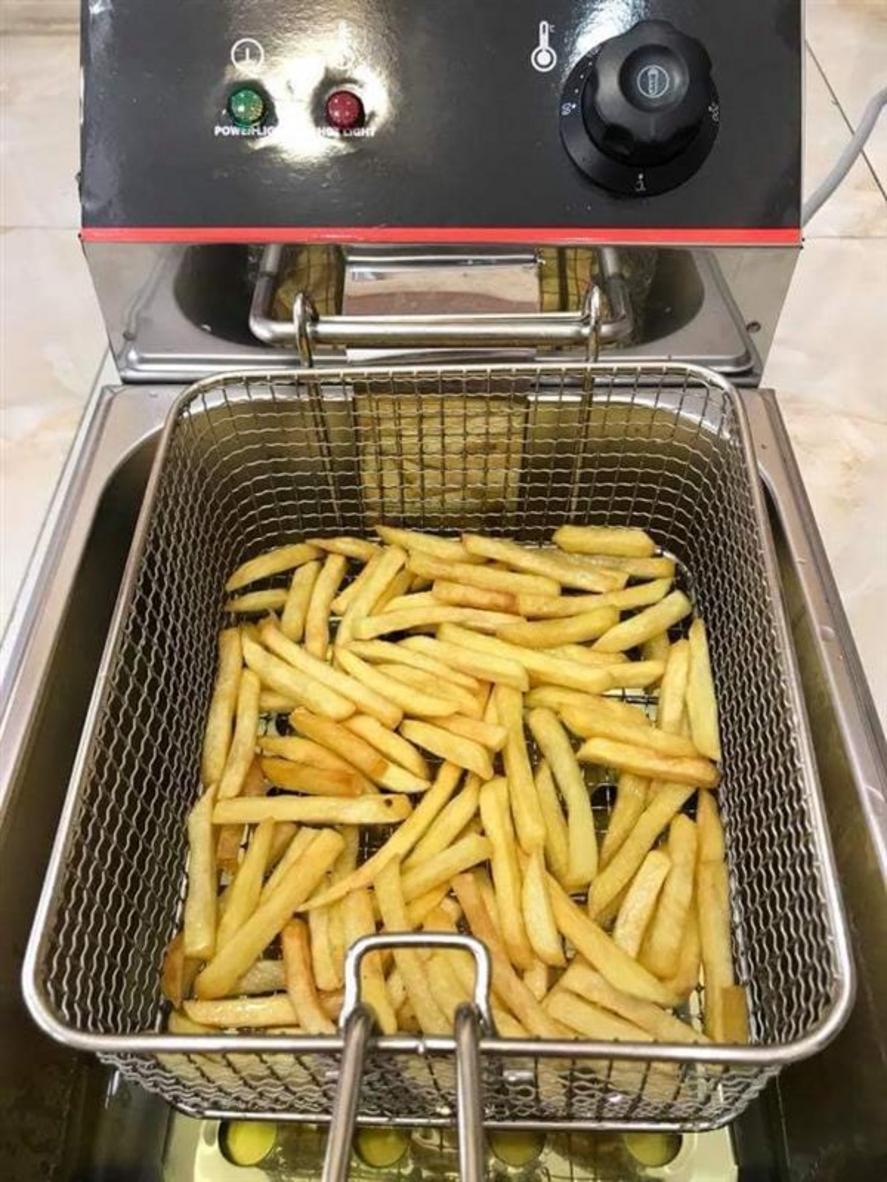 Hình chụp chi tiết bề mặt inox và tay cầm cách nhiệt, thể hiện độ hoàn thiện và an toàn vận hành.