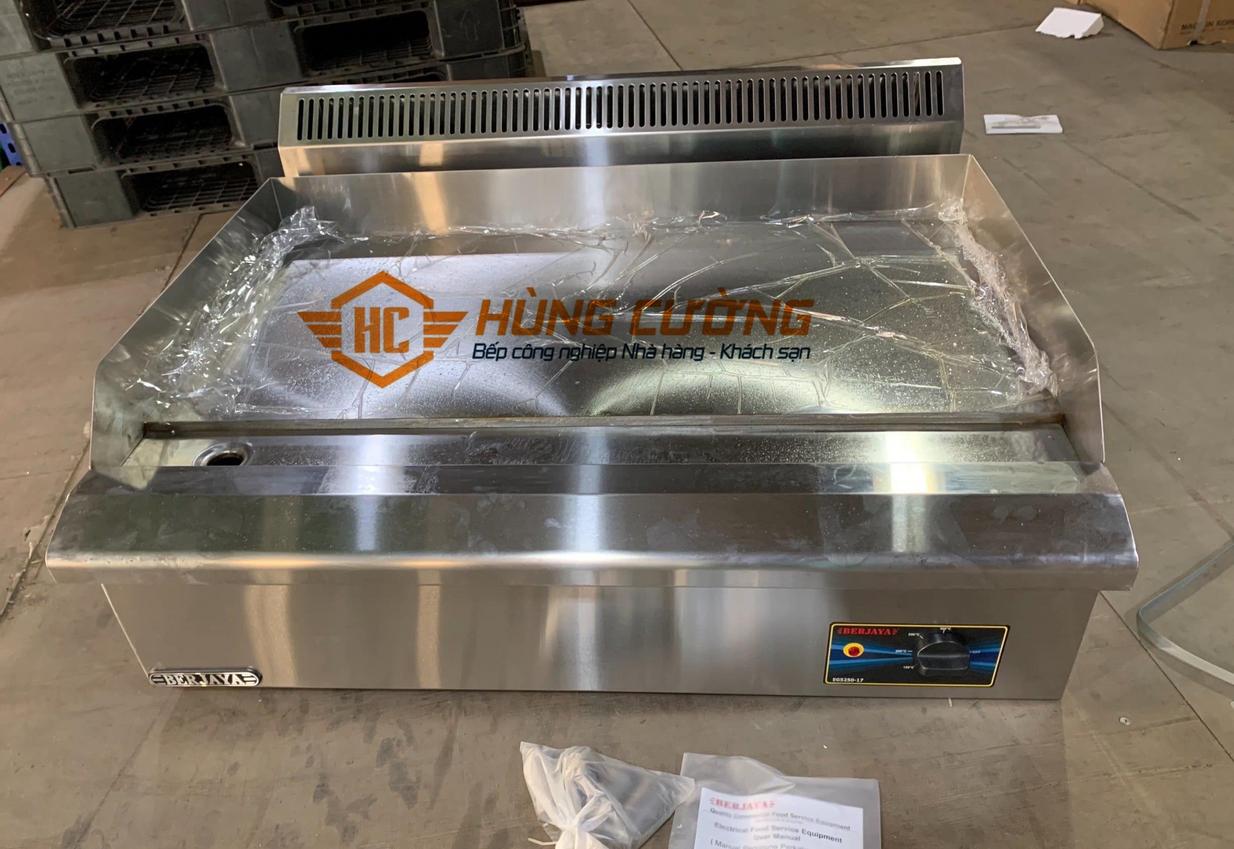 Khay hứng mỡ tháo rời và thành chắn cao giảm thời gian vệ sinh và nguy cơ bắn dầu mỡ.