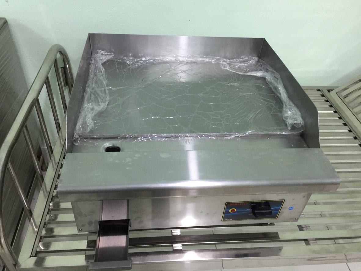 Hình ảnh thực tế Bếp chiên rán phẳng dùng gas GG2B-17 sản xuất bởi Cơ Khí Đại Việt, thể hiện thiết kế hiện đại và vật liệu cao cấp.