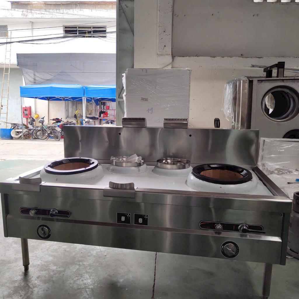 Hình ảnh tổng quan bếp hầm đôi công nghiệp gas và điện từ trong một khu bếp chuyên nghiệp.