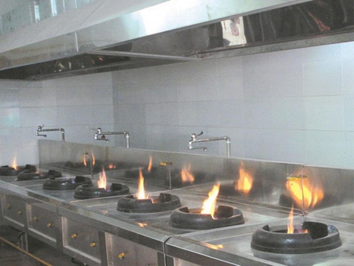 Bếp khè công nghiệp với kiềng gang đúc, chuyên dụng cho các món cần nhiệt độ cực cao.