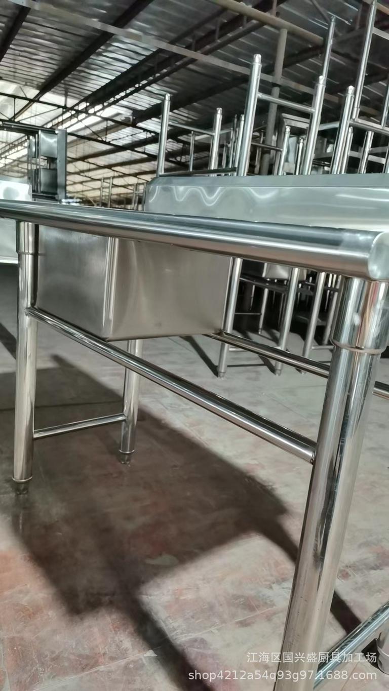 Khung chân hộp 30x30mm và thanh giằng 25x25mm đảm bảo kết cấu vững chắc, không rung lắc.