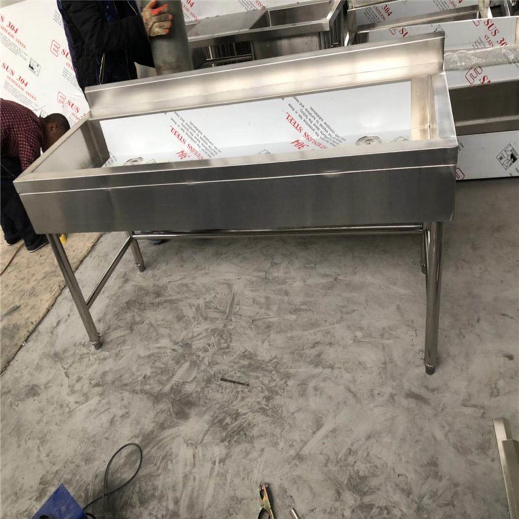 Thiết kế 6 vòi phục vụ nhiều người cùng lúc; chân hộp 30×30 mm có điều chỉnh giúp cân chỉnh mặt sàn dễ dàng.