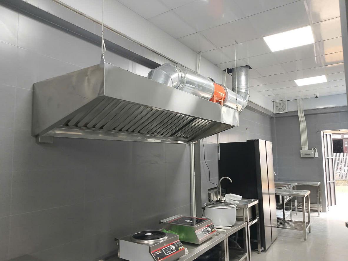 Hình ảnh minh họa sự tiến hóa của bàn bếp inox từ một tấm phẳng đơn giản đến một trạm làm việc đa chức năng.